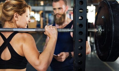personal-trainer-at-the-gym-3XPGKW3-rb3trsi0qra4bl545zw3uanay28hfglk5mhgoqxx0w